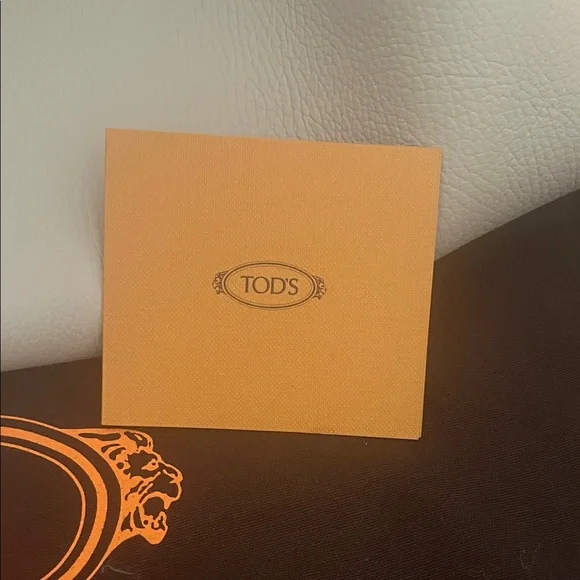 TOD'S Mastice Corda - Pebbled Leather Tote in Light Beige with T Charm - Picture 2 of 4